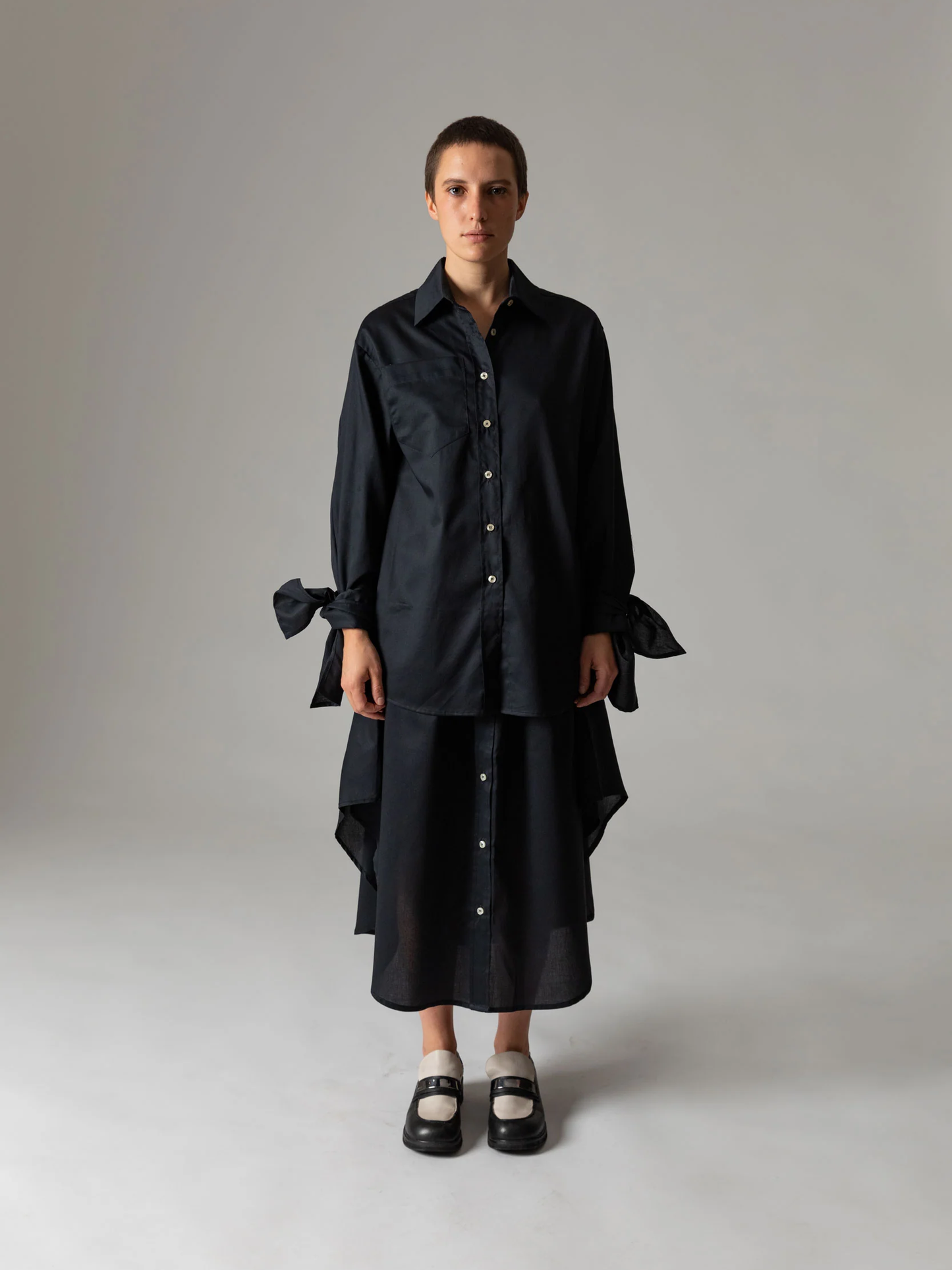 JANA WIELAND Dawn Bow Sleeve Shirt / Eclipse Black - S - Hemd