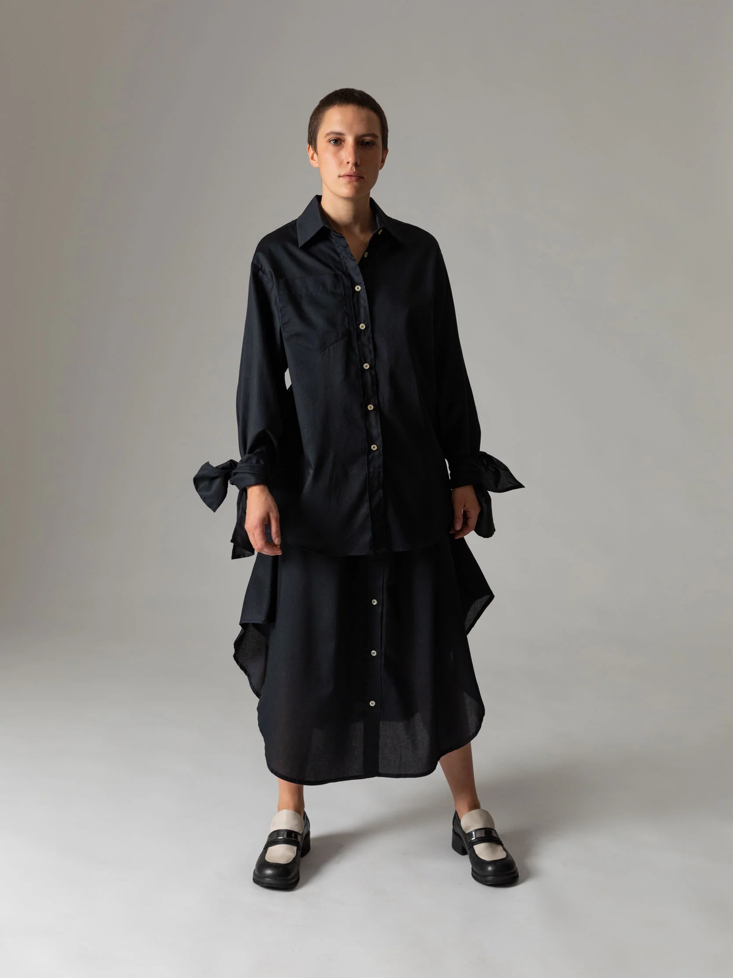 JANA WIELAND Dawn Bow Sleeve Shirt / Eclipse Black - S - Hemd