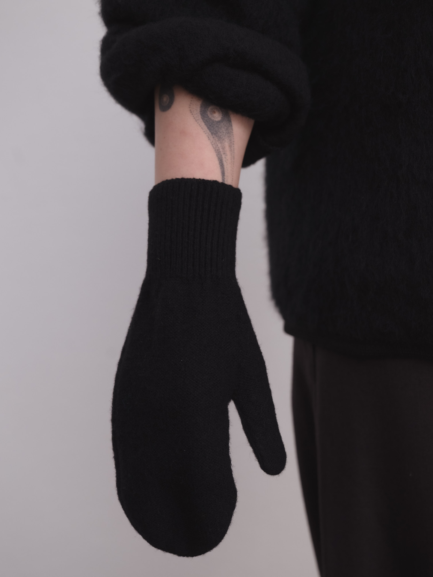 BASERANGE Enso Mittens - Black