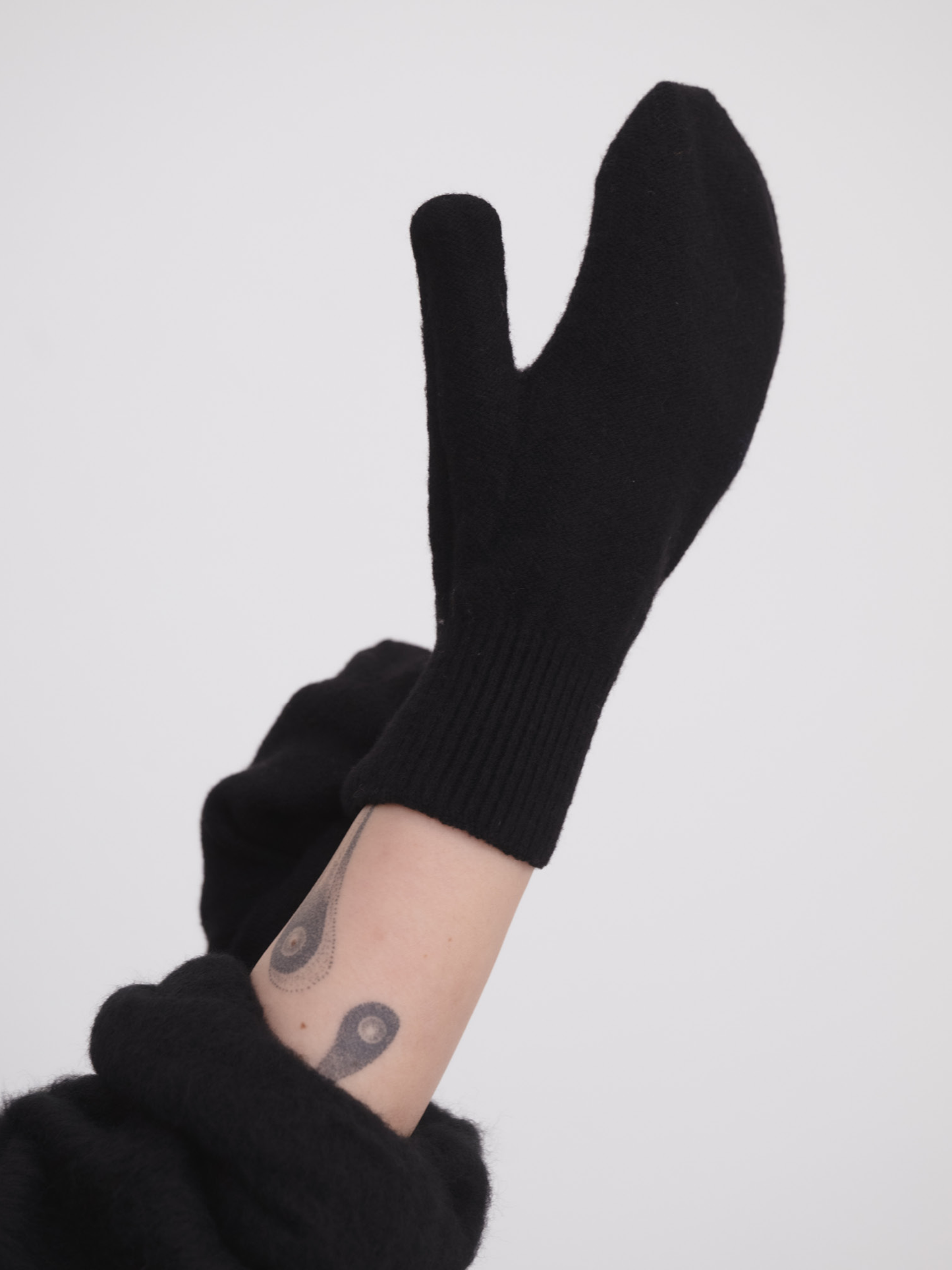 BASERANGE Enso Mittens - Black