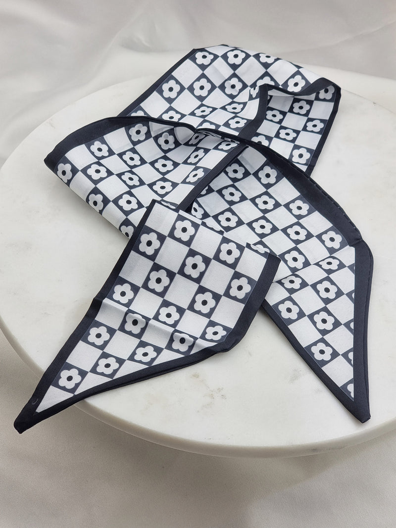 Thin Black & White Scarf - Flowers - Schal