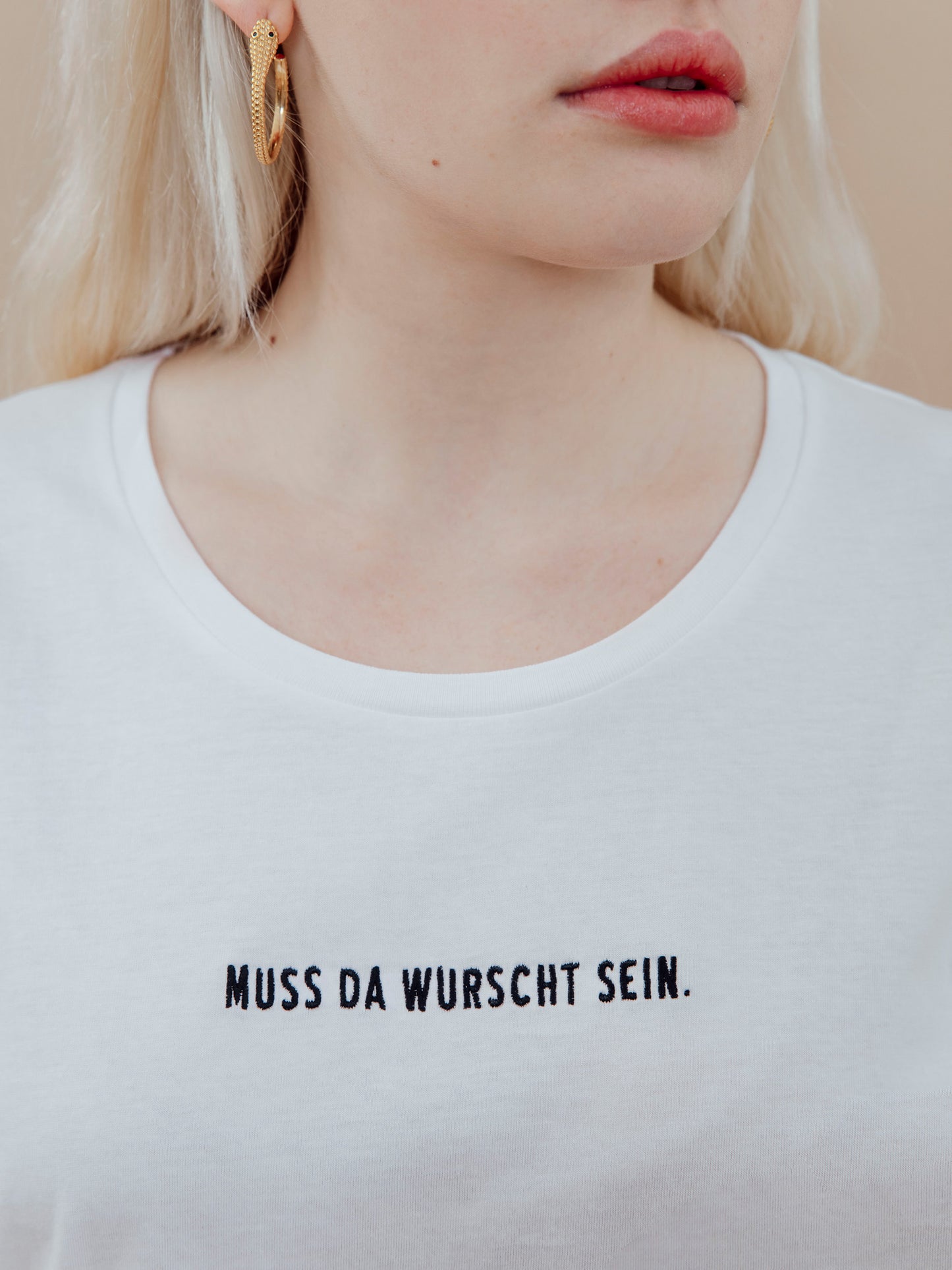 KITSCH BITCH Muss da Wurscht sein Embroidery Roll Up T-Shirt