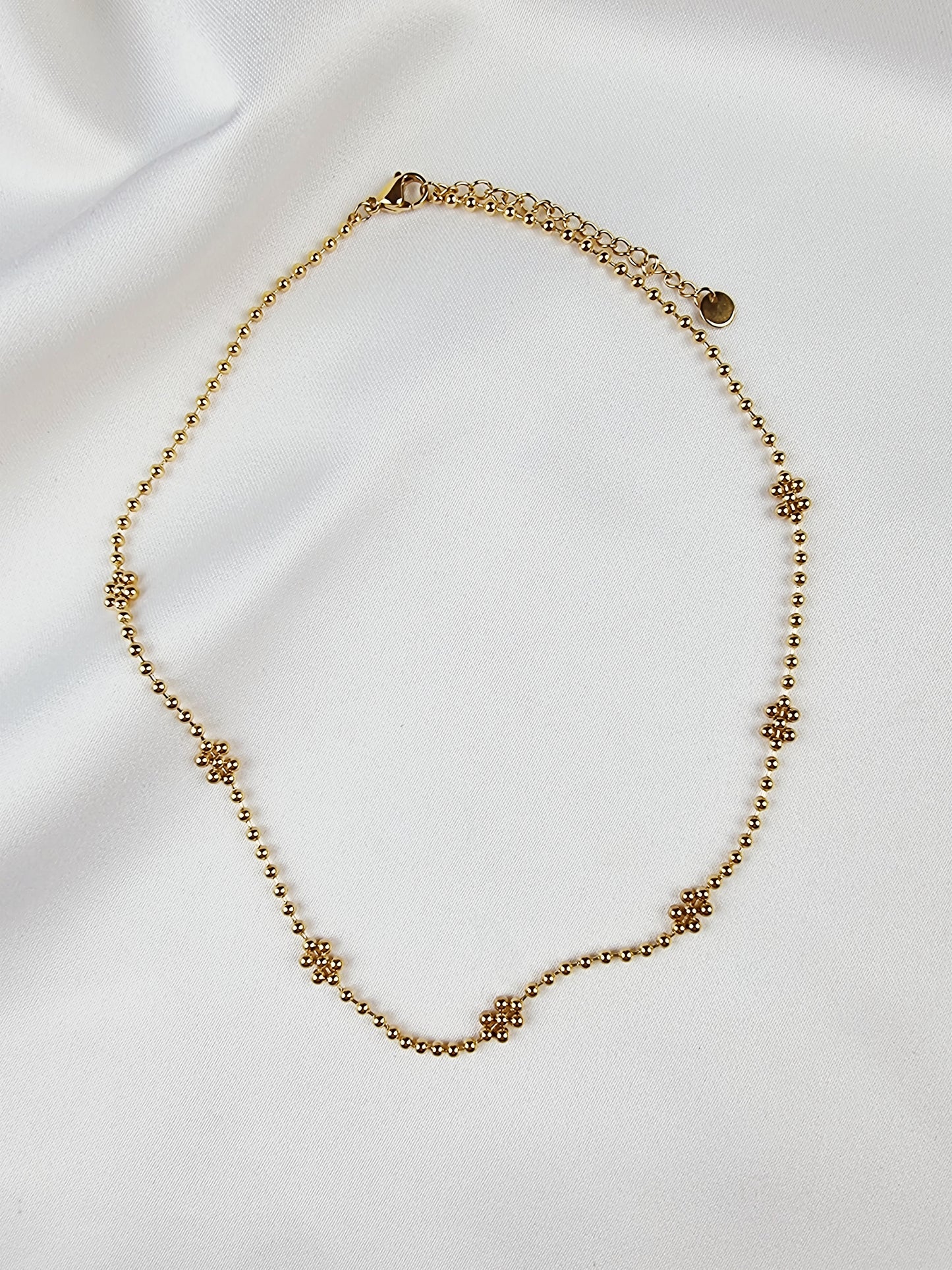 Elegant daisy necklace