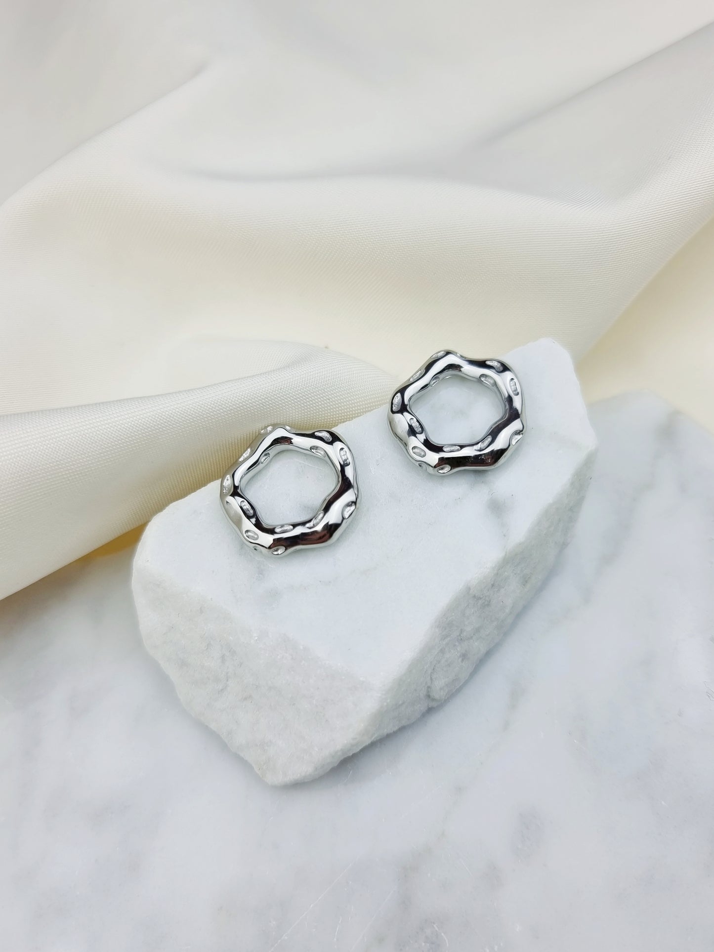 Load image into Gallery viewer, Rustic Circle Earrings
