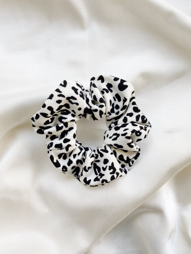 Velvet Leo Scrunchie - White - Scrunchie