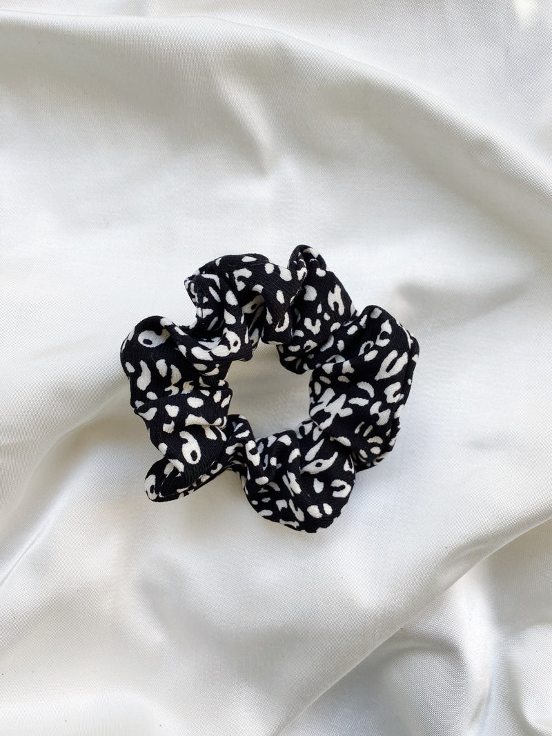 Velvet Leo Scrunchie - Black - Scrunchie