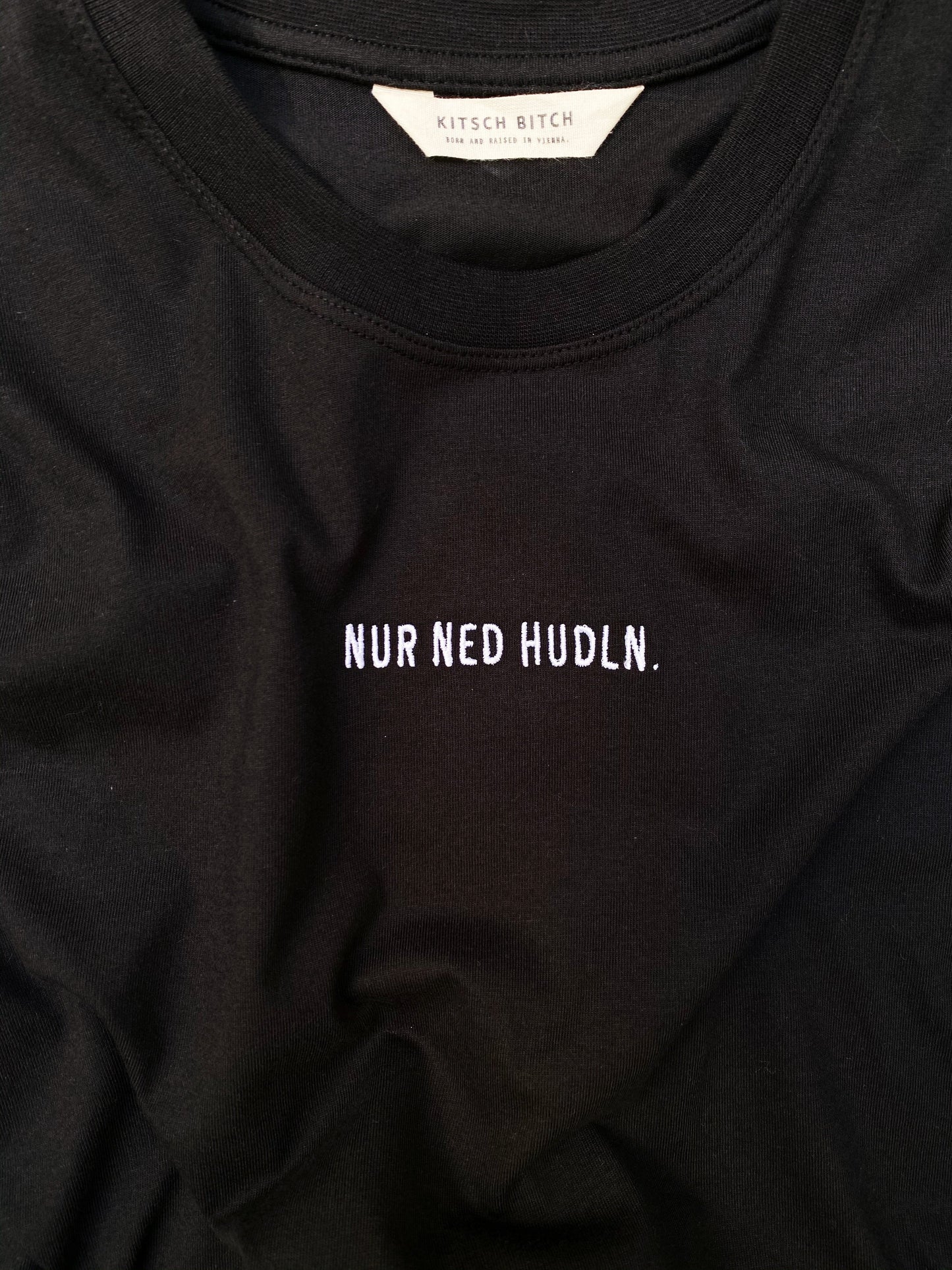 Lade das Bild in den Galerie-Viewer, KITSCH BITCH Nur Ned Hudln Embroidery Unisex T-Shirt
