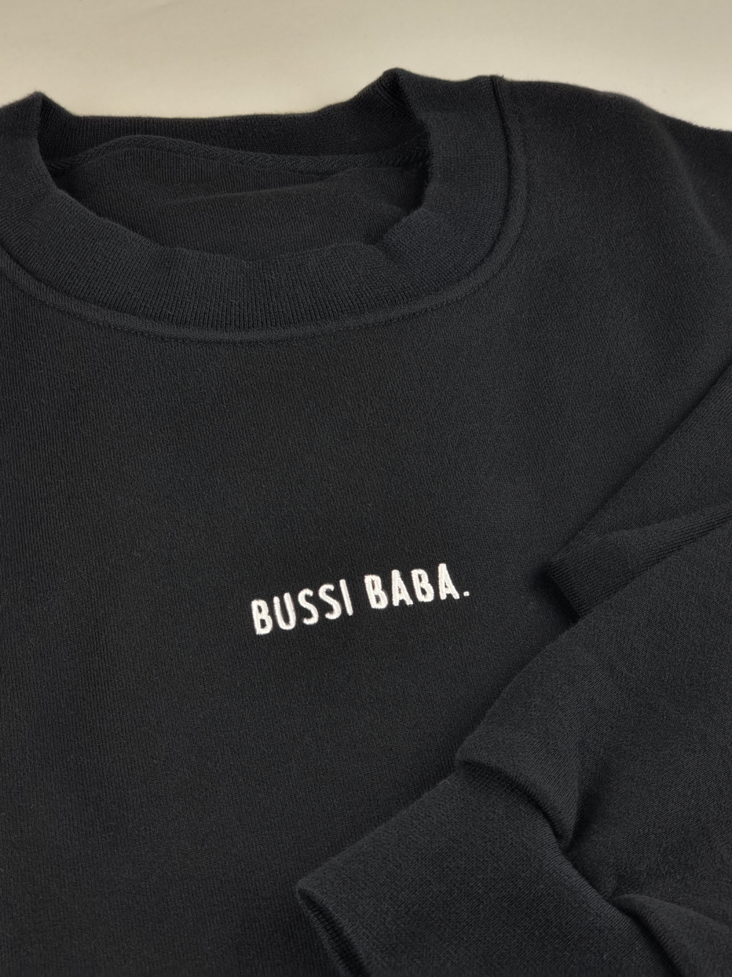 Lade das Bild in den Galerie-Viewer, KITSCH BITCH Bussi Baba Sweater Black
