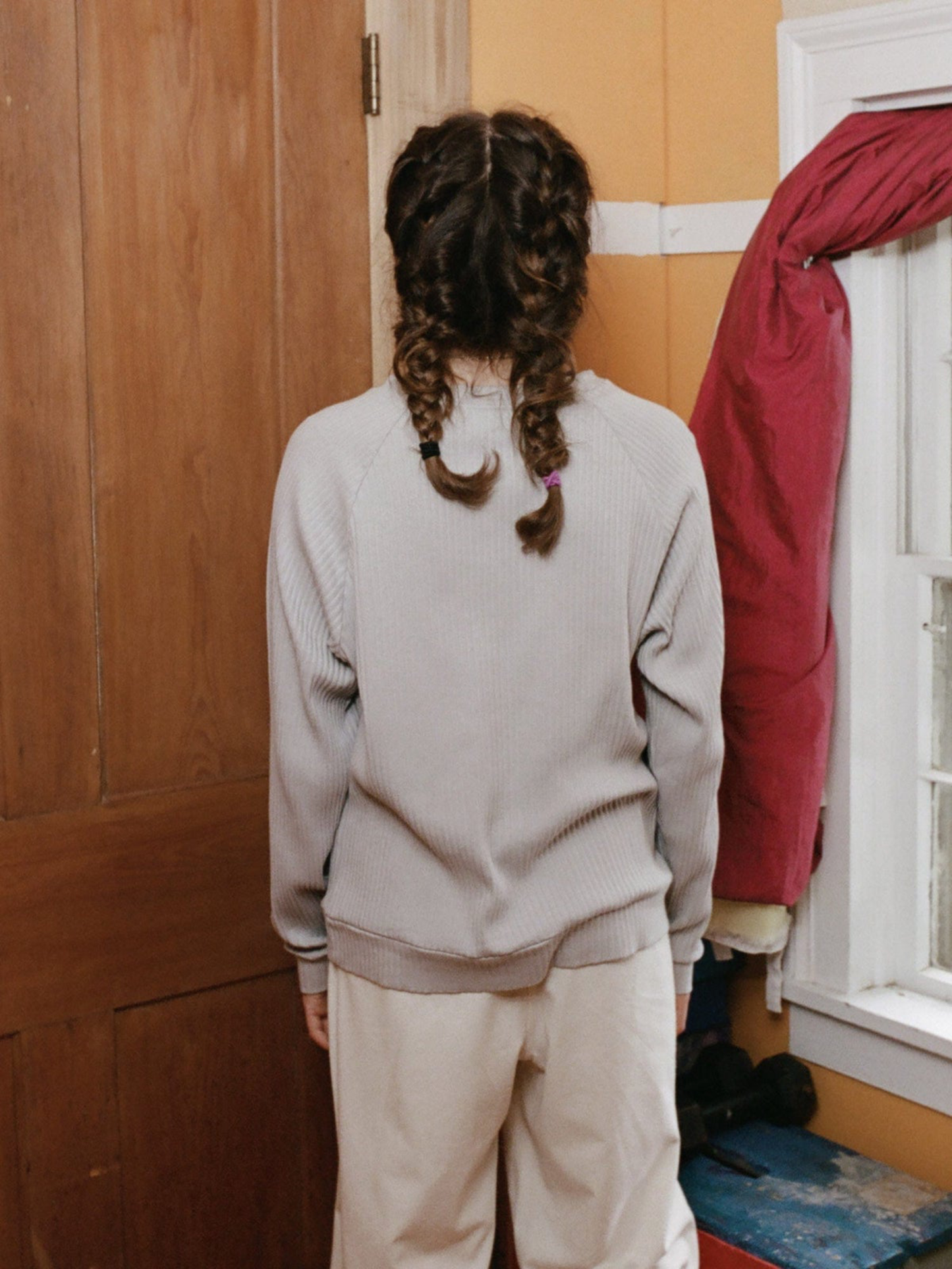 Lade das Bild in den Galerie-Viewer, BASERANGE Sweater Rib Grey Purple
